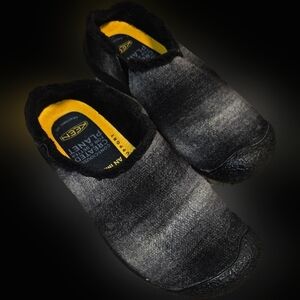 Keen Howser Slippers in a Charcoal and Black Plaid Size 38.5 Size 8